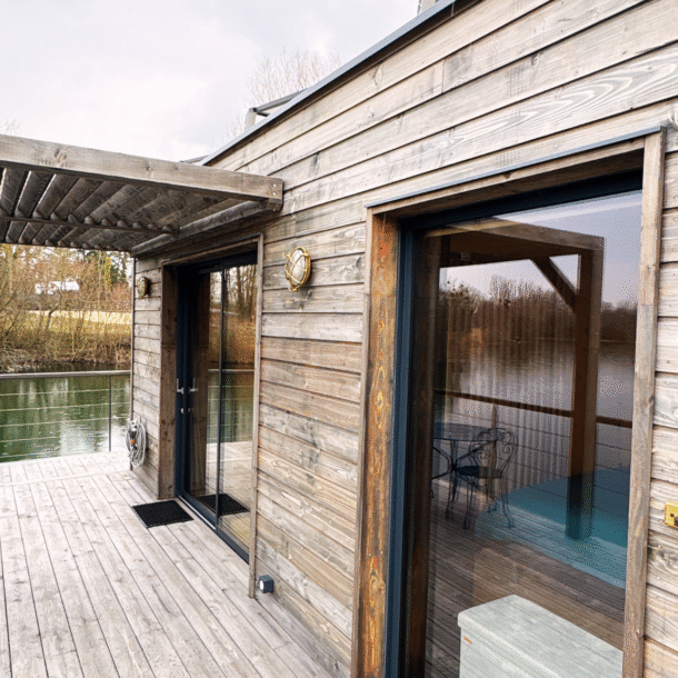 lodge flottant étang de pêche