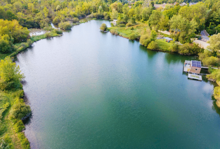 maison sur un lac
